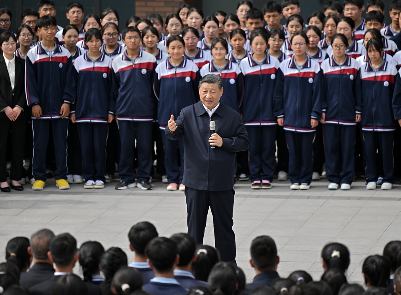 2024年6月18日，習(xí)近平總書記在青海果洛西寧民族中學(xué)考察時，同師生們親切交流。